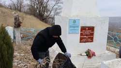 Жители Петровского округа очистили территорию у мемориала замученным фашистами евреям