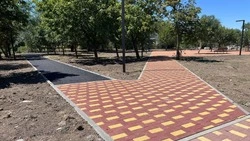 Парк завершают благоустраивать в селе Петровского округа по нацпроекту