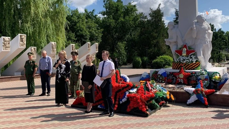 В Светлограде прошла церемония возложения цветов на Мемориале Славы