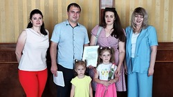 Ещё одна семья получила жилищный сертификат в Петровском округе