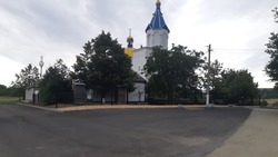 Прилегающую к храму территорию благоустроили в селе Петровского округа