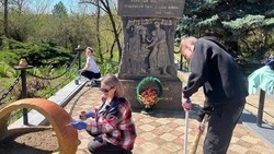 Молодёжь Петровского округа навела чистоту на воинских мемориалах
