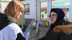 В Светлограде девушкам на улице дарили цветы накануне 8 марта