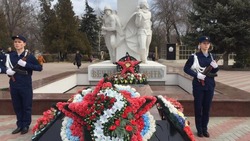 В Петровском округе возложили цветы к памятнику погибшим воинам