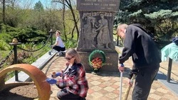 Молодёжь Петровского округа навела чистоту на воинских мемориалах