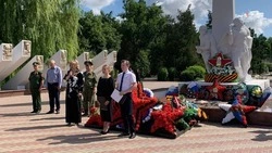 В Светлограде прошла церемония возложения цветов на Мемориале Славы
