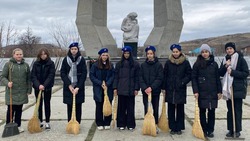 Волонтёры Победы сделали уборку на памятниках ВОВ в Петровском округе