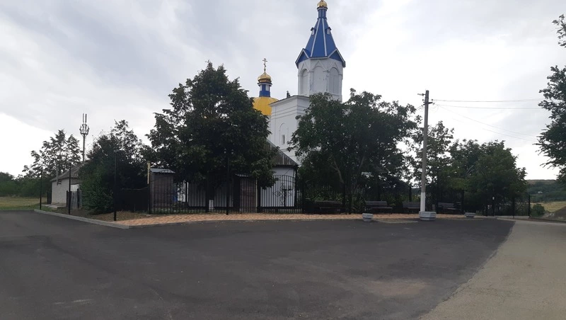 Прилегающую к храму территорию благоустроили в селе Петровского округа