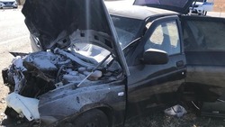 Две легковушки столкнулись на трассе в Петровском округе