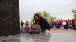 Финалисты «Солдатского конверта» возложили цветы к мемориалу в Изобильненском округе