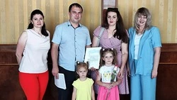 Ещё одна семья получила жилищный сертификат в Петровском округе