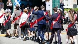 Для одиннадцатиклассников из Петровского округа прозвучал последний звонок 