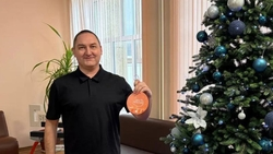 Самокат подарили юному жителю в Петровском округе благодаря акции «Ёлка желаний»