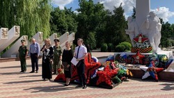 В Светлограде прошла церемония возложения цветов на Мемориале Славы