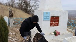 Жители Петровского округа очистили территорию у мемориала замученным фашистами евреям