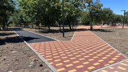 Парк завершают благоустраивать в селе Петровского округа по нацпроекту
