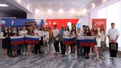 В День Российского флага подросткам вручили паспорта в Петровском округе